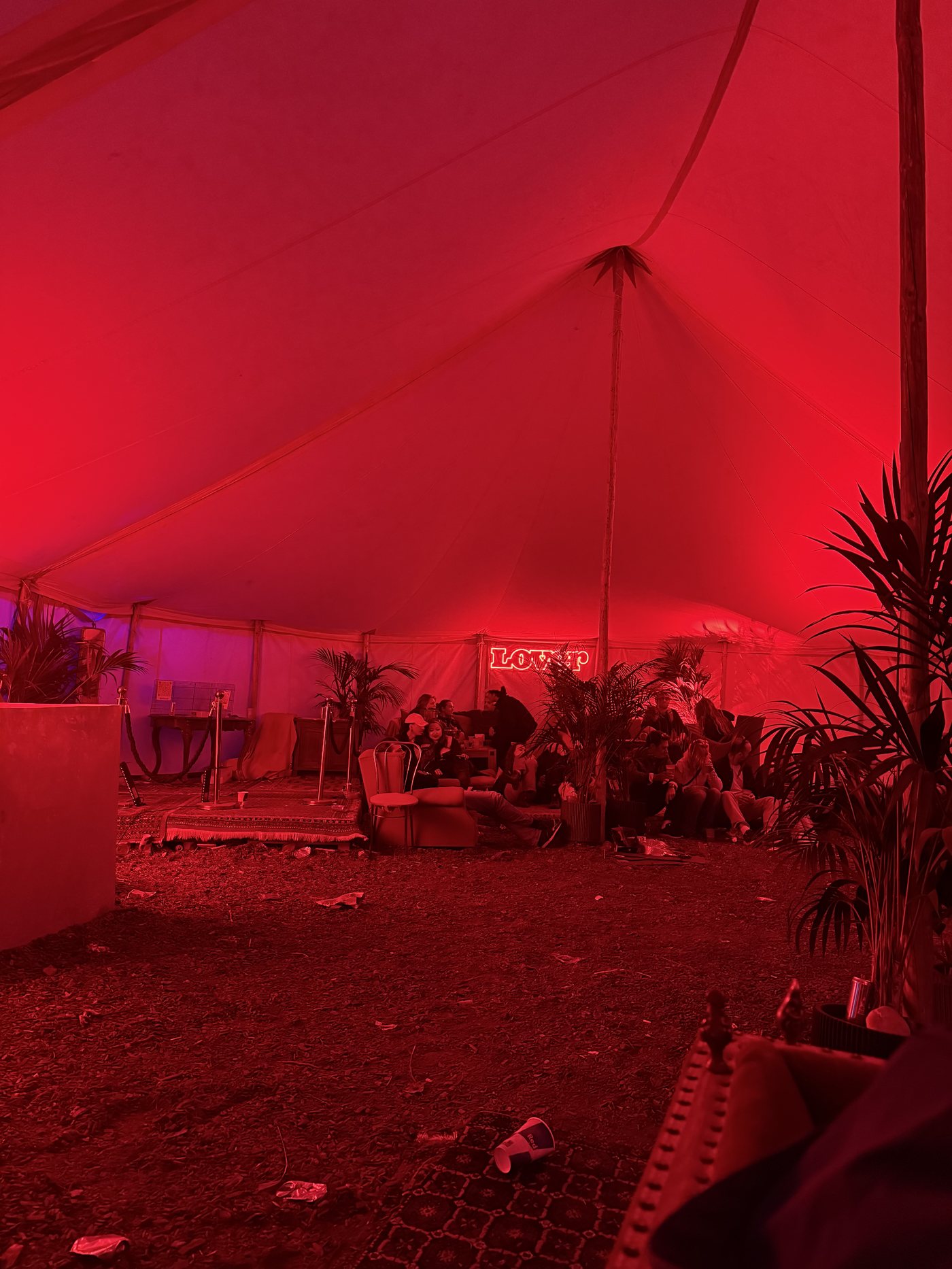Loungeområde under teltet
