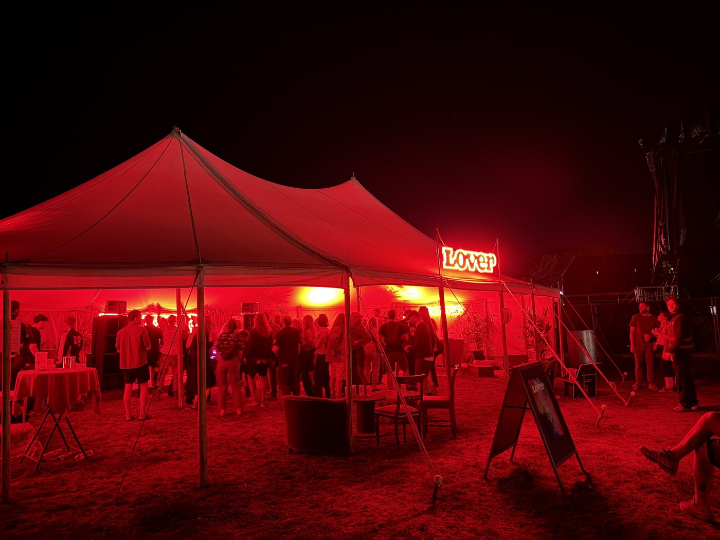 Fest under teltet om natten