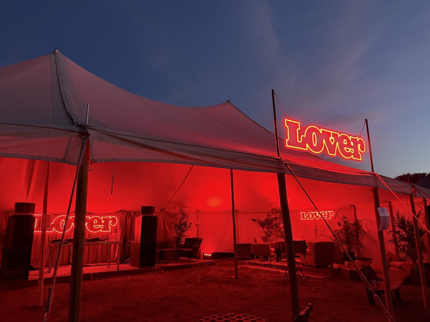 Teltet i skumringen med neonlys